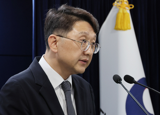 최우혁 과학기술정보통신부 정보보호네트워크정책관이 19일 서울 종로구 정부서울청사에서 SKT 해킹 사태 관련 민관합동 조사결과 2차 발표를 하고 있다. 연합뉴스