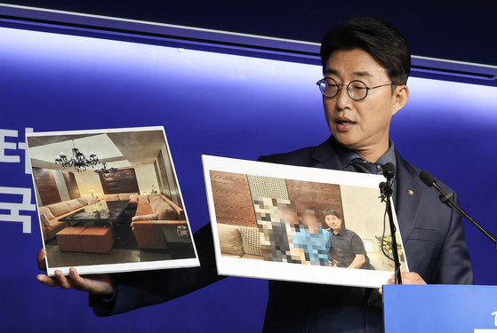 노종면 더불어민주당 선거대책위원회 대변인이 19일 서울 여의도 중앙당사에서 기자회견을 열고 지귀연 서울중앙지법 부장판사의 룸살롱 술접대 의혹의 증거 사진을 공개하고 있다. 임현동 기자