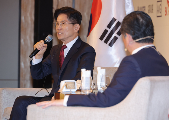 김문수 국민의힘 대선 후보가 19일 서울 종로구 포시즌스 호텔에서 열린 주한미국상공회의소(암참) 간담회에서 제임스 김 암참 회장과 대담을 하고 있다. 연합뉴스