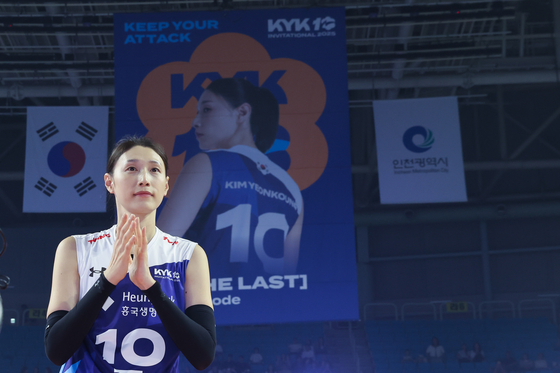 김연경의 마지막 에피소드 (인천=연합뉴스) 서대연 기자 = 2024-2025시즌을 끝으로 현역 생활을 마친 '배구 여제' 김연경이 18일 인천 삼산월드체육관에서 열린 여자배구 세계올스타전 'KYK 인비테이셔널 2025'에서 경기가 끝난 뒤 무대에 올라 박수를 치고 있다. 2025.5.18 dwise@yna.co.kr (끝) 〈저작권자(c) 연합뉴스, 무단 전재-재배포, AI 학습 및 활용 금지〉