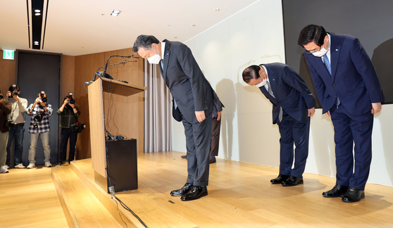 지난 2022년 10월 경기도 평택시의 SPL(SPC 계열사) 제빵공장에서 발생한 사망 사고와 관련해 허영인 SPC그룹 회장이 같은 달 21일 대국민 사과를 하고 있다. 연합뉴스