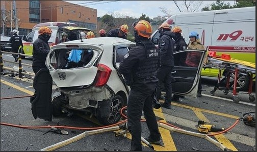 지난 3월 30일 청주 수곡동 남중삼거리에서 70대 A씨가 몰던 쏘나타 승용차가 역주행해 맞은편에서 좌회전 대기 중이던 경차와 정면충돌해 경차에 타고 있던 80대 3명이 사망했다. 사진 청주동부소방서