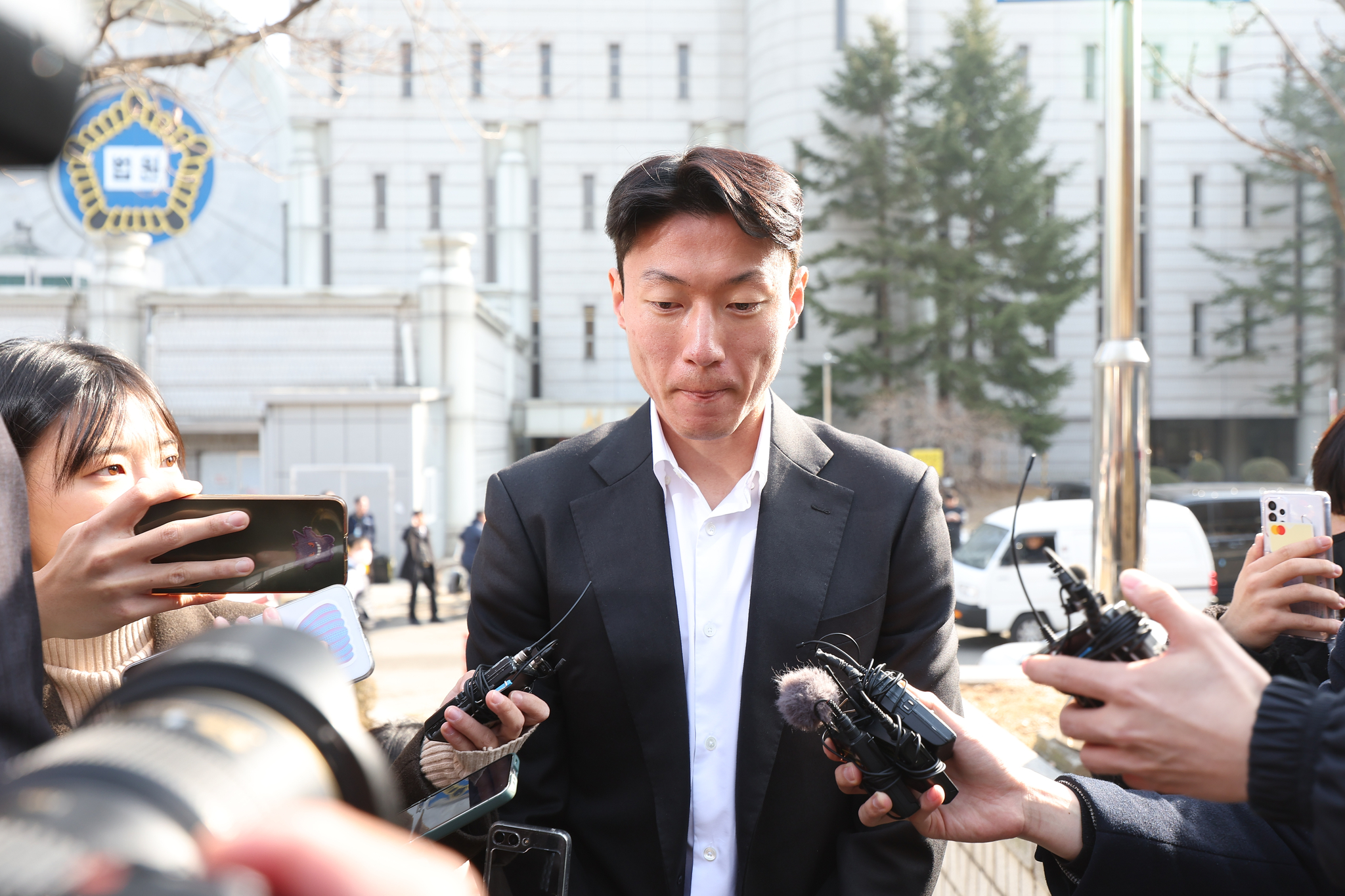 불법 촬영 혐의로 재판에 넘겨진 축구선수 황의조가 지난 2월 14일 서울 서초구 서울중앙지법에서 열린 1심 선고를 마치고 취재진 질문을 듣고 있다. [연합뉴스]