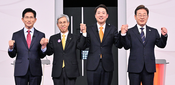 김문수 국민의힘, 권영국 민주노동당, 이준석 개혁신당, 이재명 더불어민주당 대선 후보(왼쪽부터)가 중앙선거방송토론위원회 주관으로 18일 서울 상암동 SBS 프리즘센터 스튜디오에서 열린 제21대 대선 1차 후보자 토론회에서 기념 촬영을 하고 있다. 국회사진기자단