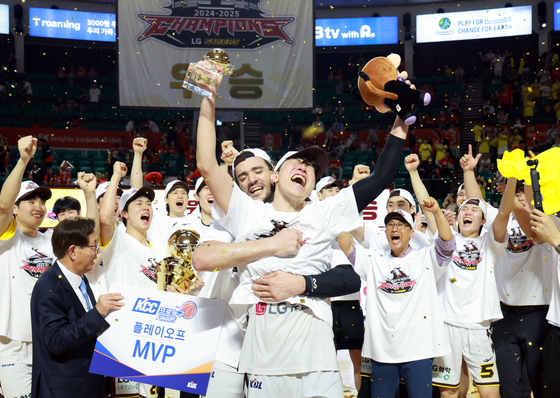 LG 우승을 이끈 허일영(가운데)이 MVP 트로피를 들고 감격의 눈물을 흘렸다. 챔프전에서 평균 8점을 넣은 그는 끝장승부였던 7차전에서 3점슛 4개 포함 14점을 몰아쳤다. [사진 KBL]