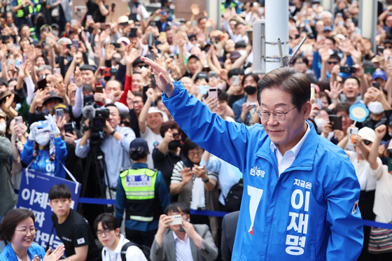 이재명 더불어민주당 대선 후보가 14일 경남 창원시 상남분수광장에서 열린 집중유세에서 지지자들에게 인사하고 있다. 이 대표는 이날 사법부를 겨냥한 발언을 이어갔다. 사진 공동취재단