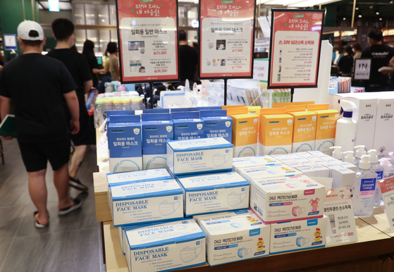 코로나19 바이러스가 확산하던 2020년 6월,서울 시내 한 대형 쇼핑몰에 비말(침방울) 차단용 마스크 등이 진열돼 있다. 연합뉴스