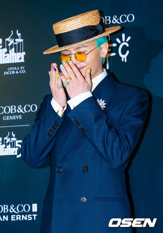 [OSEN=민경훈 기자] 지드래곤(G-DRAGON)이24일 오후 서울 용산구 그랜드 하얏트 서울 그랜드 볼룸에서 열린 럭셔리 워치&주얼리 브랜드의 코리아 부티크 그랜드 오픈기념 행사에 참석했다.이 자리에는 빅뱅 지드래곤, (여자)아이들 소연, 배우 금새록, 배우 마동석, 갓세븐 뱀뱀, 마마무 화사 등이 참석했다.지드래곤이 입장하며 포즈를 취하고 있다. 2025.02.24 / rumi@osen.co.kr