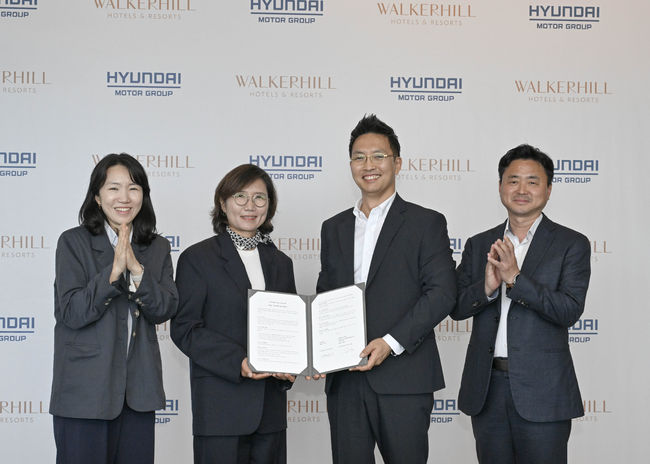 현대차·기아 모빌리티사업실 박주영 팀장, 현대차·기아 모빌리티사업실 김수영 상무, 워커힐 호텔앤리조트 김세한 신성장추진담당, 워커힐 호텔앤리조트 이열근 지속경영담당(왼쪽부터)이 협약식을 갖고 있다.