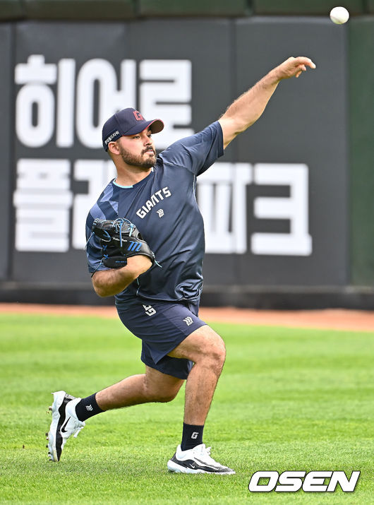 [OSEN=부산, 이석우 기자] 20일 부산 사직야구장에서 2025 신한 SOL 뱅크 KBO 리그 롯데 자이언츠와 LG 트윈스의 경기가 열렸다. 홈팀 롯데는 윤성빈, 방문팀 LG는 송승기가 선발 출전했다.롯데 자이언츠 감보아가 훈련을 하고 있다. 2025.05.20 / foto0307@osen.co.kr