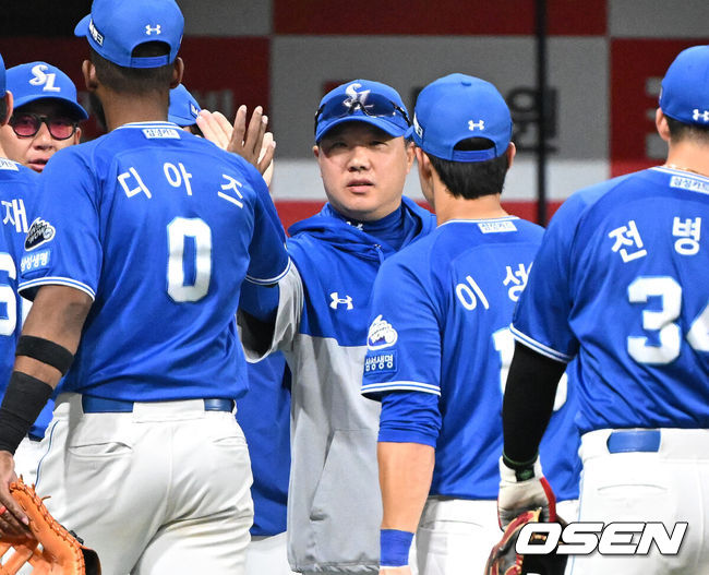 [OSEN=고척, 이대선 기자] 프로야구 삼성 라이온즈가 9회 극적인 결승홈런이 터지며 3연패에서 탈출했다.삼성은 20일 서울 고척스카이돔에서 열린 ‘2025 신한은행 SOL Bank KBO리그’ 키움 히어로즈와의 경기에서 연장 11회까지 가는 혈투 끝에 6-3으로 승리하고 3연패를 끊었다.경기 종료 후 삼성 박진만 감독이 선수들과 승리의 기쁨을 나누고 있다. 2025.05.20 /sunday@osen.co.kr