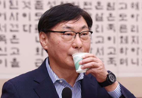 지난해 10월 국회 법제사법위원회에서 열린 법무부·법제처·감사원·고위공직자범죄수사처·헌법재판소·대법원 종합 국정감사에 출석한 이화영 전 경기도 평화부지사가 물을 마시고 있다. 뉴스1