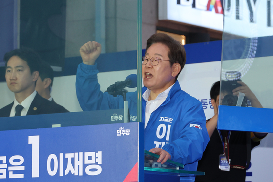 이재명 더불어민주당 대통령 후보가 19일 오후 유세를 위해 서울 마포구 홍대 레드로드를 찾아 지지를 호소하고 있다. 뉴스1