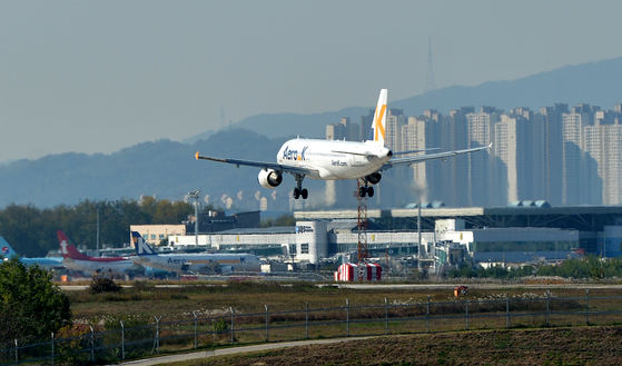 충북 청주시에 있는 청주국제공항에 항공기가 착륙하고 있다. 청주공항 이용객은 지난해 458만명으로 역대 최고를 기록했다. 김성태 객원기자