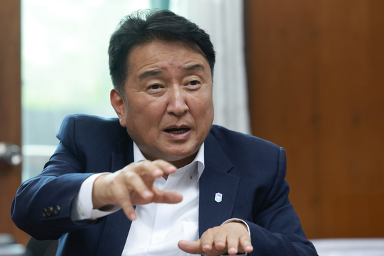 김영환 충북지사가 지난 15일 인터뷰에서 청주공항 활주로 신설 등 충북 도정을 설명하고 있다. 사진 충북도