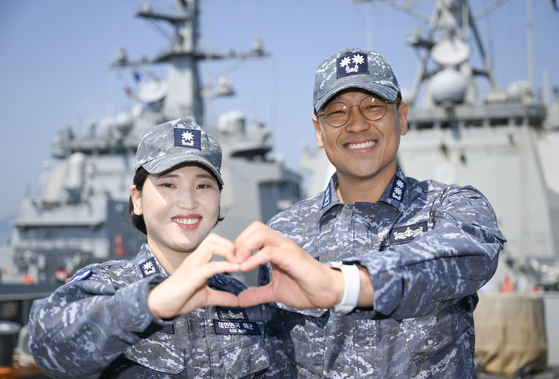 해군이 부부의 날을 하루 앞둔 20일 해군기동함대사령부에서 두 척의 이지스구축함에 나란히 근무하는 부부를 소개했다. 율곡이이함 기관장 임재우 중령(진)과 정조대왕함 주기실장 김보아 소령이 율곡이이함 함수갑판에서 '손하트'를 만들며 기념 촬영하고 있다. 사진 해군=연합뉴스