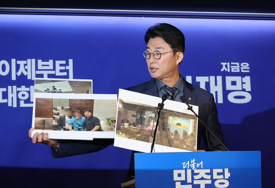 노종면 더불어민주당 선거대책위 대변인이 19일 오후 서울 여의도 더불어민주당사에서 기자회견을 열고 지귀연 서울중앙지법 부장판사 룸살롱 출입 증거 사진을 공개하고 있다. 연합뉴스
