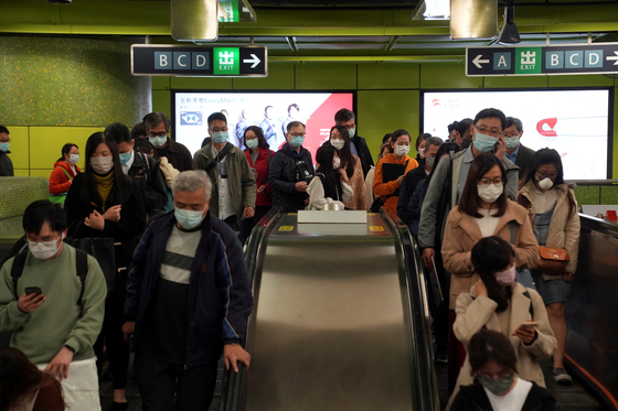 지난 2022년 1월 7일(현지시간) 홍콩인들이 코로나19 확산으로 인해 지하철역에서 마스크를 낀 채 통근하고 있다. 로이터=연합뉴스