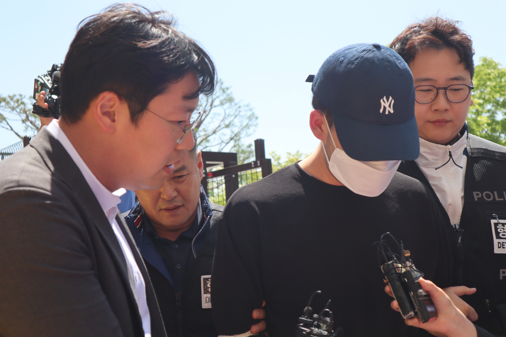 충북 청주의 한 고등학교에서 흉기를 휘둘러 교직원과 주민 등 6명을 다치게 한 학생 A군이 지난달 30일 오후 구속 전 피의자심문(영장실질심사)을 위해 청주지법에 출석하고 있다. 뉴스1