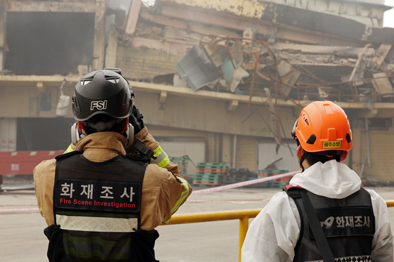 20일 광주 광산구 금호타이어 광주공장에서 화재조사관이 현장을 살피고 있다. 뉴스1