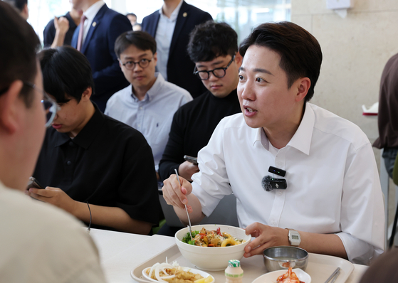 개혁신당 이준석 대선 후보가 20일 광주 북구 전남대학교에서 진행한 '학식먹자 이준석' 행사에서 학생들과 점심을 먹으며 대화를 나누고 있다. 연합뉴스