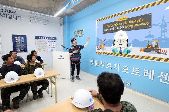 현장에서 외국인 근로자들에게 안전 교육을 하는 모습. [대우건설]