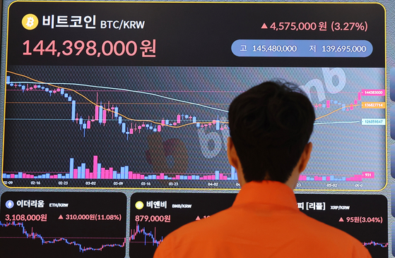 서울 빗썸라운지 강남점에 비트코인을 비롯한 암호화폐 시세가 나타내고 있다. 뉴스1