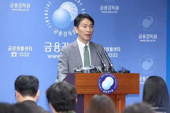 LTV 담합 제재 논란…이복현 금융감독원장, “금융 안정 해칠 수 있다” 경고