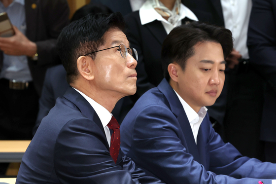 이준석 개혁신당 대선 후보(오른쪽)와 김문수 국민의힘 대선 후보가 지난 19일 오전 서울 중구 서울시청에서 열린 약자와 동행하는 서울 토론회에 참석해 있다. 임현동 기자