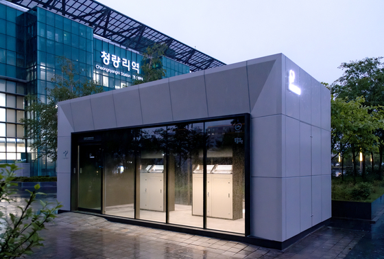 서울시가 청량리역 광장에 설치한 서울형 흡연부스의 모습. 26일부터 시범운영한다. 사진 서울시