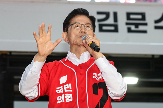 국민의힘 김문수 대선 후보가 19일 오후 서울 중구 서울역 광장에서 열린 "쏘울을 새롭게" 집중 유세에서 시민들에게 지지를 호소하고 있다. 임현동 기자