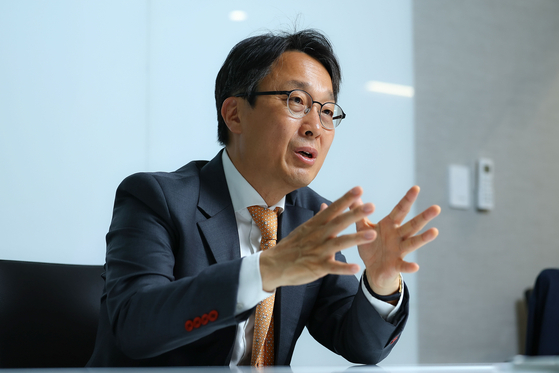 전국법관대표회의 의장을 지낸 함석천 변호사는 최근 사법부 안팎의 혼돈과 모순에 대해 “대법원 전원합의체 판결이 최고의 판단이지만, 언제든 불신이 생길 수 있다”면서 “그 이후가 중요하다”고 말했다. 김종호 기자