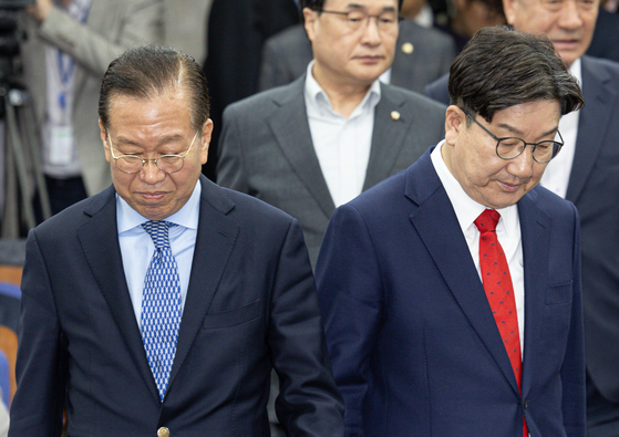 권영세 국민의힘 비상대책위원장과 권성동 원내대표가 8일 오후 서울 여의도 국회에서 열린 의원총회에 참석하고 있다. 뉴스1