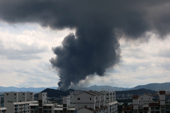 지난 17일 광주 광산구 금호타이어 광주공장에서 불이 나 검은 연기가 치솟고 있다. 연합뉴스