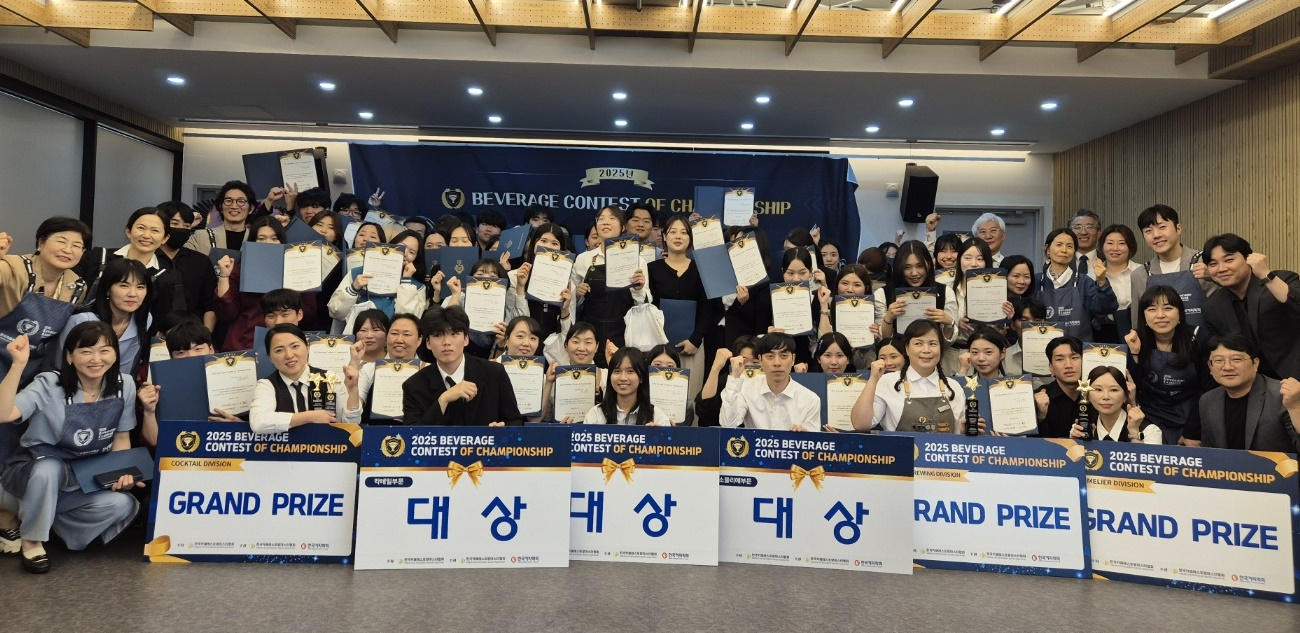 이번 대회에 참가한 구미대 호텔관광항공서비스과 학생들의 단체 기념촬영.