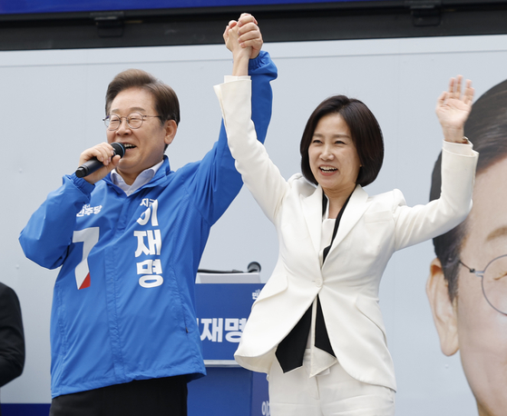 이재명 더불어민주당 대통령 후보와 민주당 합류 가능성이 거론되는 허은아 전 개혁신당 대표가 19일 오후 유세를 위해 서울 영등포구 타임스퀘어를 찾아 유권자들을 향해 지지를 호소하고 있다. 뉴스1
