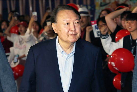 윤석열 전 대통령이 21일 오전 영화 ‘부정선거, 신의 작품인가’ 관람을 위해 극장에 들어서고 있다. 뉴스1