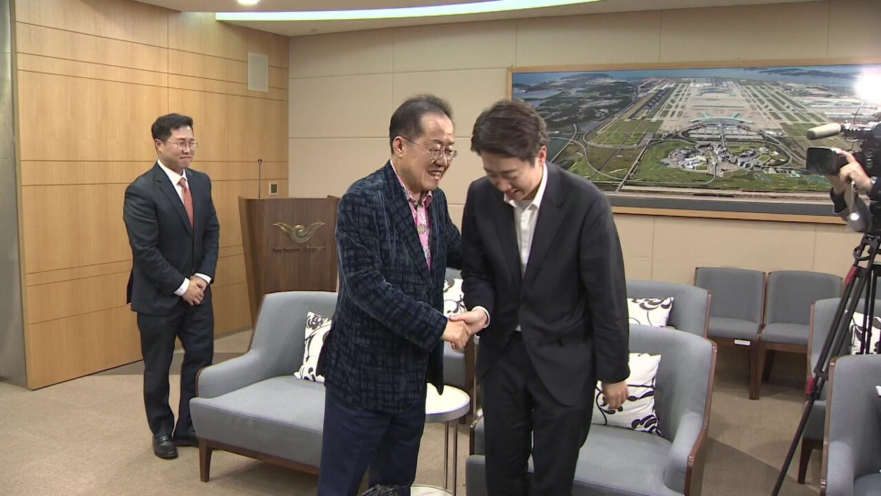2025년 5월 10일 이준석(오른쪽) 개혁신당 대선후보는 미국으로 출국하는 홍준표 전 대구시장을 공항까지 찾아가 배웅했다. 이 후보의 자유주의적 정책은 홍 후보의 성향과 비슷한 결을 지닌다. [연합뉴스]