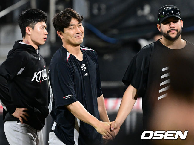 [OSEN=수원, 조은정 기자]KT가 대체 선발 조이현의 깜짝 호투를 앞세워 KIA 5연승 도전을 저지했다.프로야구 KT 위즈는 20일 수원KT위즈파크에서 열린 2025 신한 SOL뱅크 KBO리그 KIA 타이거즈와의 시즌 4차전에서 5-3으로 승리했다.257일 만에 선발승을 이뤄낸 KT 조이현이 헤이수스의 축하를 받고 있다. 2025.05.20 /cej@osen.co.kr