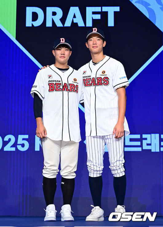 [OSEN=지형준 기자] 11일 오후서울 잠실 롯데호텔 월드에서 2025 KBO 신인 드래프트가 열렸다.2025 KBO신인 드래프트는 전면 드래프트 방식으로 진행된다. 지명은 1라운드부터 11라운드까지 이뤄지며, 2023년도 구단 순위의 역순인 키움-한화-삼성-롯데-KIA-두산-NC-SSG-KT-LG 순서로 실시된다.두산에 지명된 박준순, 최민석이 포즈를 취하고 있다. 2024.09.11 / jpnews@osen.co.kr