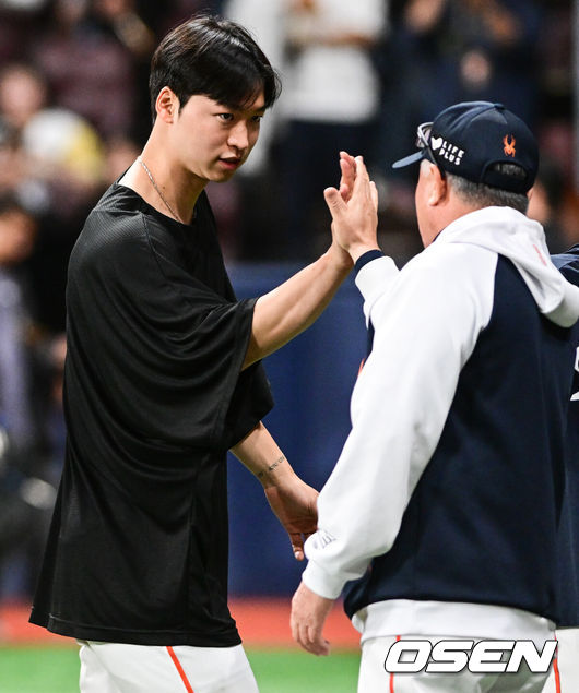 [OSEN=고척, 조은정 기자]프로야구 한화 이글스가 26년 만에 10연승에 성공했다.한화는 9일 서울 고척스카이돔에서 열린 ‘2025 신한은행 SOL Bank KBO리그’ 키움 히어로즈와의 경기에서 7-5역전승을 거두고 10연승을 질주했다. 한화가 10연승을 기록한 것은 한화가유일하게한국시리즈 우승을 차지한1999년 9월 24일 현대전부터 10월 5일 삼성전까지 10연승을 기록한 이후 26년 만이다.한화 엄상백, 김경문 감독이 10연승을 거두며 기뻐하고 있다. 2025.05.09 /cej@osen.co.kr