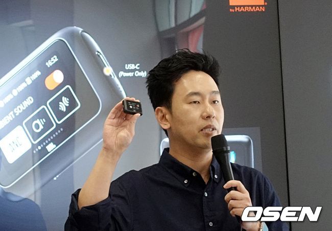 SMART Tx 기기를 소개하고 있는 하만코리아 임상우 프로.