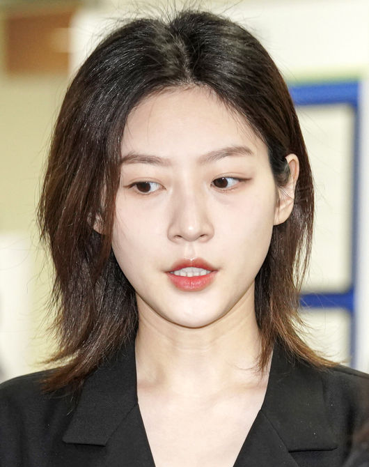 [OSEN=민경훈 기자] 도로교통법 위반(음주운전) 등 혐의로 기소된 배우 김새론이 5일 오전 서울 서초구 서울중앙지방법원에서 열린 1심 선고를 위해 출석하고 있다.김새론은 지난해 5월 서울 강남구 청담동에서 음주 운전을 하다 가드레일과 가로수, 변압기를 여러 차례 들이받는 사고를 냈다. 2023.04.05 /rumi@osen.co.kr