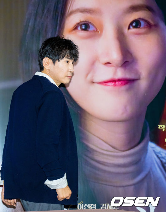 [OSEN=박준형 기자] 21일 서울 잠실롯데월드타워 내 롯데시네마 월드타워에서 영화 '기타맨'(감독 이선정) 언론시사회가 진행됐다.올해 2월 유명을 달리한 배우 김새론의 유작인 영화 '기타맨'은 고된 현실 속에서도 음악을 통해 희망을 찾으려는 천재 기타리스트 기철(이선정 분)의 상실과 사랑을 그린 음악 영화다. 이선정 감독이 퇴장하고 있다.  2025.05.21 / soul1014@osen.co.kr