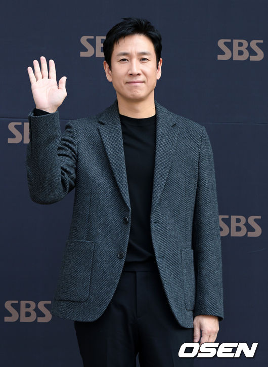 [OSEN=지형준 기자] 6일 오후 서울 목동 SBS에서 새 금토드라마 '법쩐' 온라인 제작발표회가 열렸다.오늘(6일) 밤 10시 첫 방송되는 이선균, 문채원 주연의 '법쩐'(극본 김원석, 연출 이원태, 제작 레드나인 픽쳐스)은 '법'과 '쩐'의 카르텔에 맞서 싸우는 '돈 장사꾼'은용(이선균)과 '법률 기술자'준경(문채원)의 통쾌한 복수극.배우 이선균이 방송국에 들어서며 포즈를 취하고 있다. 2023.01.06 /jpnews@osen.co.kr