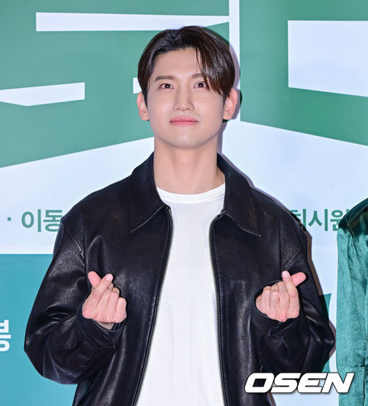 [OSEN=지형준 기자] 31일 오후 서울 잠실 롯데시네마 월드타워에서 영화 ‘로비’ VIP 시사회 포토월 행사가 열렸다.‘로비'는 연구밖에 모르던 스타트업 대표 창욱(하정우)이 4조 원의 국책사업을 따내기 위해 인생 첫로비골프를 시작하는 이야기. 오는 4월 2일 개봉.가수 동방신기 최강창민이 포토타임을 하고 있다. 2025.03.31 / jpnews@osen.co.kr