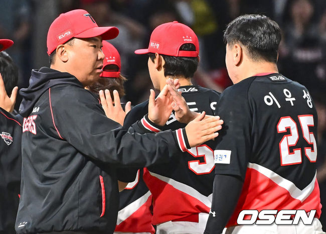 [OSEN=창원, 이석우 기자] 17일 창원NC파크에서 2024 신한 SOL 뱅크 KBO 리그 NC 다이노스와 KIA 타이거즈의 경기가 열렸다. 선두 KIA와 승차가 불과 1경기 차인 NC는 김시훈이 선발 출전하고 KIA는 김건국이 올랐으나 1이닝 2피안타 1실점으로 물러났다.KIA 타이거즈 이범호 감독이 NC 다이노스에 7-4로 승리한 후 선수들과 기쁨을 나누고 있다. 2024.05.17 / foto0307@osen.co.kr