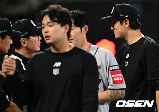 [OSEN=수원, 조은정 기자]KT가 고영표의 퀄리티스타트 플러스 명품투를 앞세워 5할 승률을 회복했다. 1회말 발생한 KIA 최원준의 포구 실책에 양 팀의 희비가 엇갈렸다.프로야구 KT 위즈는 21일 수원KT위즈파크에서 열린 2025 신한 SOL뱅크 KBO리그 KIA 타이거즈와의 시즌 5차전에서 3-1로 승리했다.KT 고영표가 이강철 감독과 승리를 기뻐하고 있다. 2025.05.21 /cej@osen.co.kr