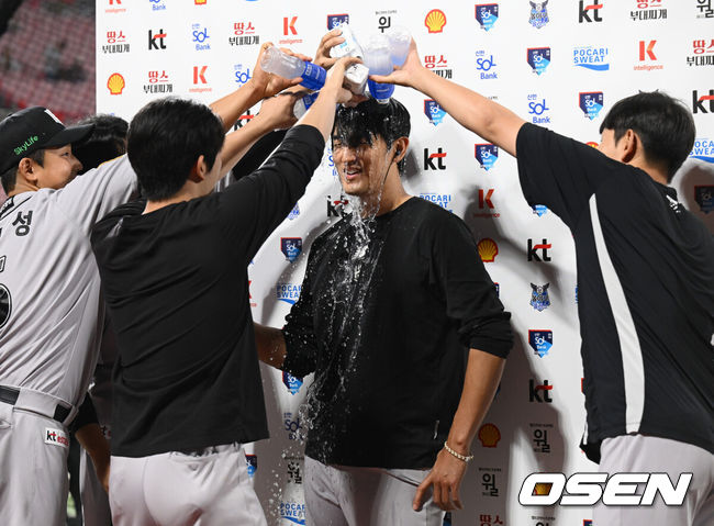 [OSEN=수원, 조은정 기자]KT가 고영표의 퀄리티스타트 플러스 명품투를 앞세워 5할 승률을 회복했다. 1회말 발생한 KIA 최원준의 포구 실책에 양 팀의 희비가 엇갈렸다.프로야구 KT 위즈는 21일 수원KT위즈파크에서 열린 2025 신한 SOL뱅크 KBO리그 KIA 타이거즈와의 시즌 5차전에서 3-1로 승리했다.KT 고영표가 인터뷰 중 물세례를 맞고 있다. 2025.05.21 /
