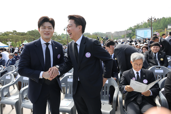 이준석 개혁신당 대선후보가 지난 18일 광주 북구 국립 5.18 민주 묘지에서 열린 ‘5.18민주화운동 기념식’에서 김용태 국민의힘 비상대책위원장과 인사하고 있다. 오른쪽은 권영국 민주노동당 대선후보. 대통령실사진기자단